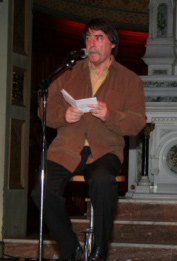L`auteur: Robert Lebel intréprétant son chant-thème à la Chapelle du Musée de l`Amérique française le 2 octobre 2007